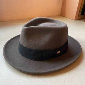 Very nice fedora. Classy and comfortable.